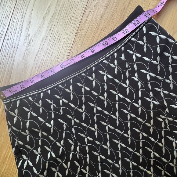 ⭐️BOGO FREE⭐️ ANN TAYLOR Stunning Embroidered Black A-Line Skirt - Picture 3 of 5